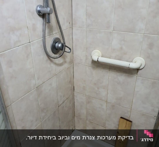 מקלחת עם ראש מקלחת וצינור מתכת